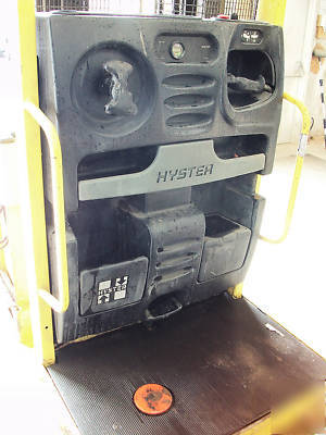 Hyster fork lift truck with 24V battery charger 