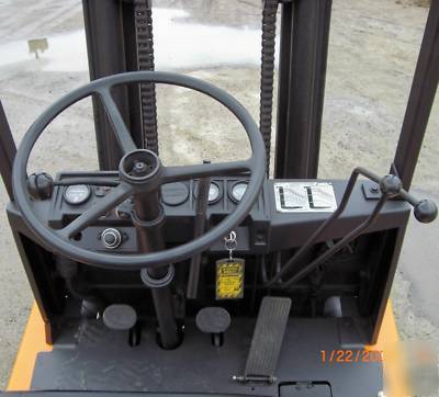 Tcm 4000# cushion tired forklift, full see-thru mast