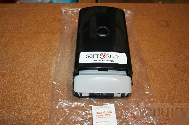Soft and silky 9951ZPL 1100ML deluxe dispenser 1 each