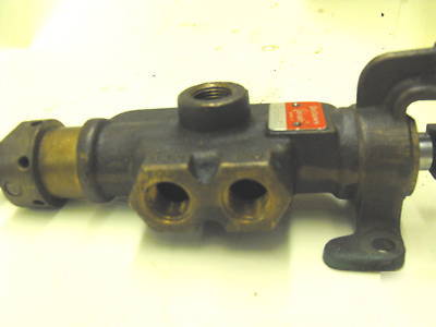 Bellows valvair brass lever control valve #9238320 used