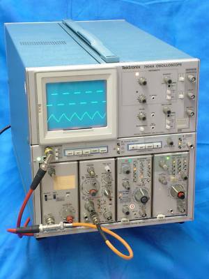 Tektronix 7904A 500MHZ frame plus 14 plug-ins & manuals