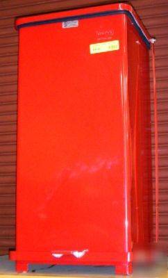 United receptacle square step-can ST24 red