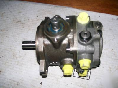 Compact hydrostatic transmission pump - 3045 psi 